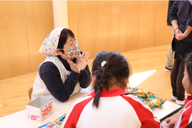 保育士が店員になり、こどもたちへお菓子を販売しました