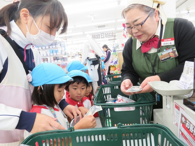 地元のスーパーへ園児たちとお買い物へ。支払い、お店の方とのやりとりすべてこどもたちが行い、それを見守ってくださる地域の方。