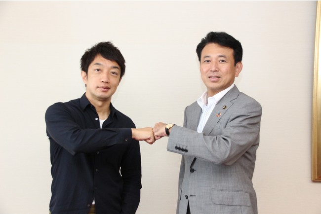 左：モンスターラボ ホールディングスCEO　鮄川 宏樹、右：出雲市市長　飯塚 俊之氏