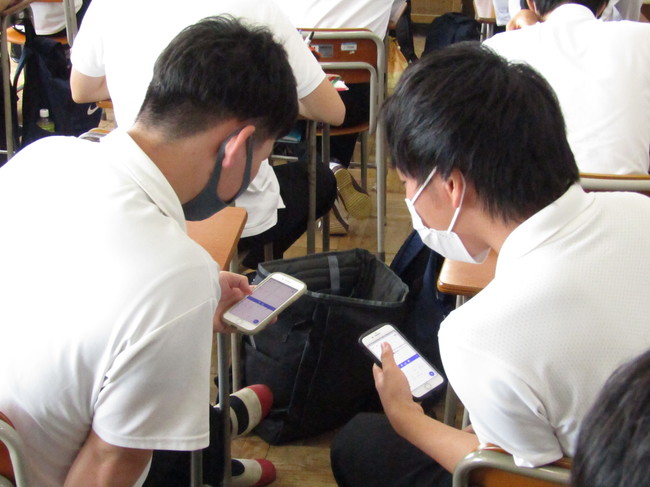 BYOD導入によるスマートフォンを活用した授業の様子（神奈川県立秦野高等学校にて撮影）