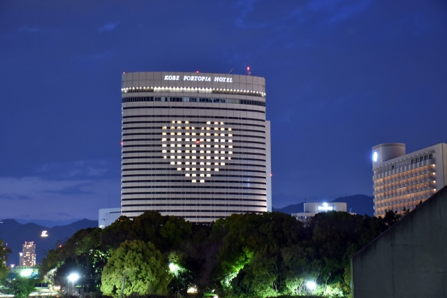 4月27日～30日実施の神戸市立医療センター中央市民病院他医療関係の方々へ向けたライトアップ