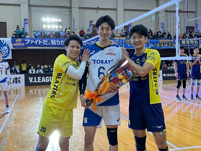 230試合出場を達成し、Vリーグ栄誉賞を受賞した東レ・手塚大選手 10月23日 対堺