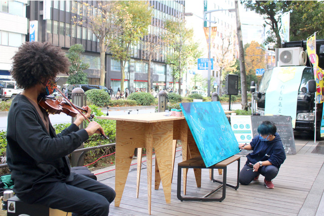 物販だけでなくライブパフォーマンスも行われる