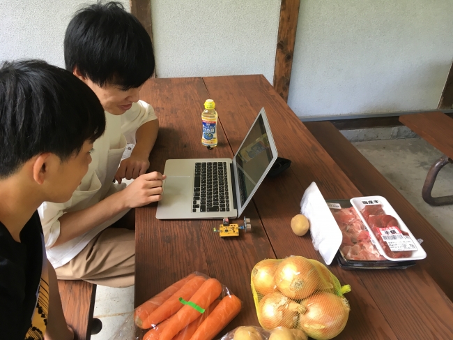 キャンプ場にて野菜の大きさを判定して子どももお手伝いできる仕組みを開発