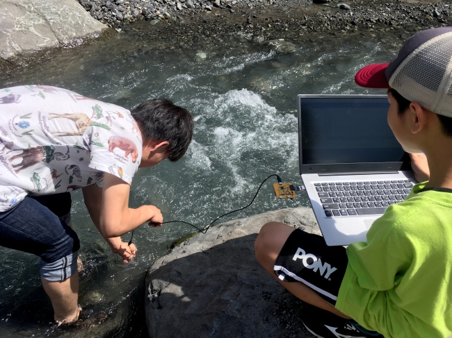 水流センサーを使い、川の流れを測定。川の流れの様子を可視化し川での事故を未然に防ぐ