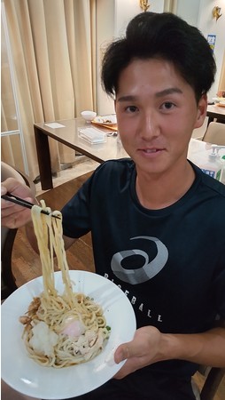 冷やしうどんを食べる秋広優人選手