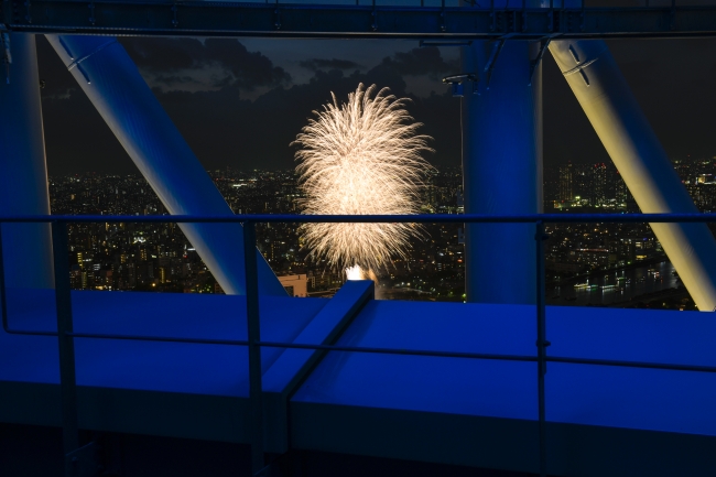 東京スカイツリーの地上１５５メートルの屋外を開放した「ＳＫＹＴＲＥＥ ＴＥＲＲＡＣＥ」から見る隅田川花火大会（イメージ）©TOKYO-SKYTREE