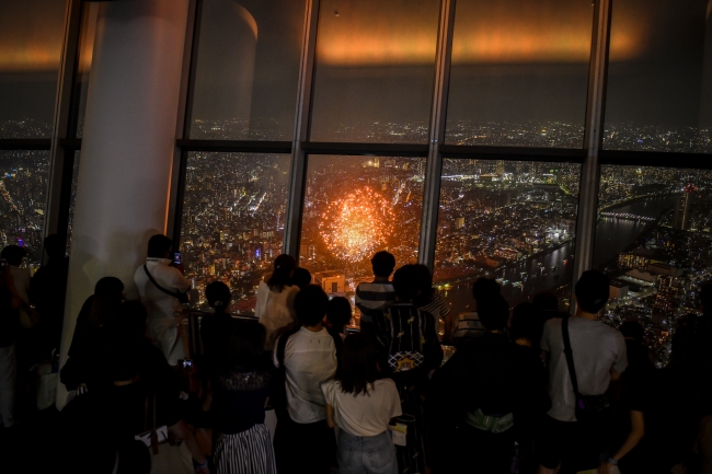 東京スカイツリー展望台から見る隅田川花火大会（昨年の様子）©TOKYO-SKYTREE