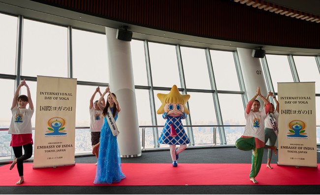 「SKYTREE(R)ポーズ初披露の様子 ©TOKYO-SKYTREE