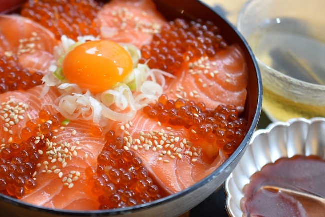 3度楽しめる！生サーモンといくらのユッケ丼（ニダイメ 野口鮮魚店)￥1,780