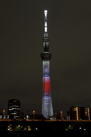 日本国旗をイメージした特別ライティング（過去の様子）©TOKYO-SKYTREE