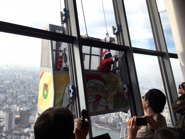 東京スカイツリー展望台窓ガラス清掃©TOKYO-SKYTREE