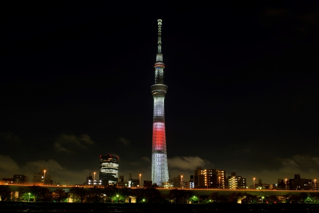 △ 日本国旗をイメージした特別ライティング　🄫TOKYO-SKYTREE