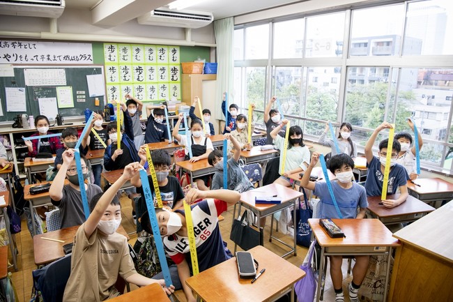 業平小学校の児童たちに願い事を書いていただいた様子 ©TOKYO-SKYTREE