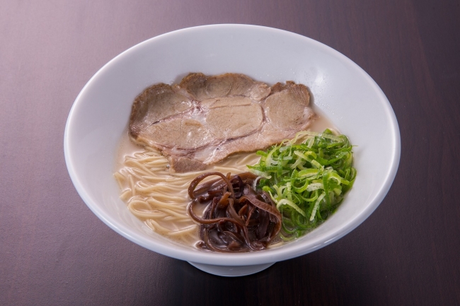 白とんこつラーメン白　650円