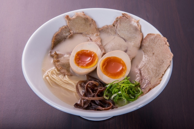 W一舞盛ラーメン　800円　あっさりしたベーススープに秘伝のタレに漬け込んだ自家製チャーシューの旨味が溶け込んでいく変化が楽しめる。