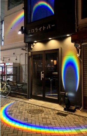 店舗周辺にも鮮やかな虹色光