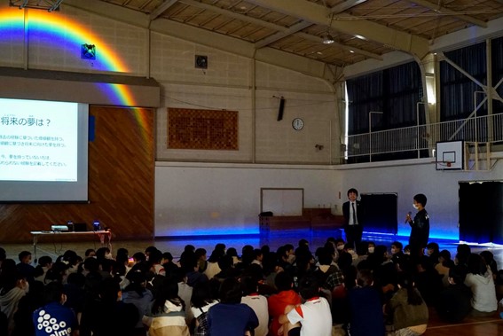 写真：小学生に「夢」の大切さを語る講演風景