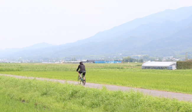 田畑が広がる耳納連山の麓