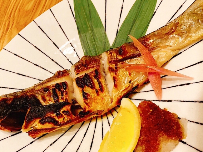 昔は王族のみが食べることを許されていた魚モイを塩焼きに