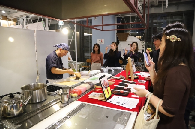 和菓子店の職人よる実演