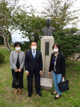 佐渡市真野公園の山本悌二郎銅像 