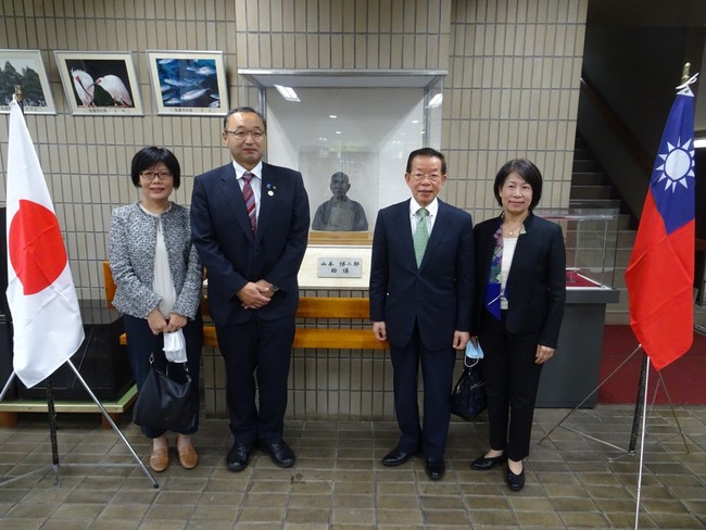 写真左より、王淑芳・台湾文化センター長、渡辺竜五・佐渡市長、謝長廷・駐日代表、台湾出身の舞踊家・若林素子さん 