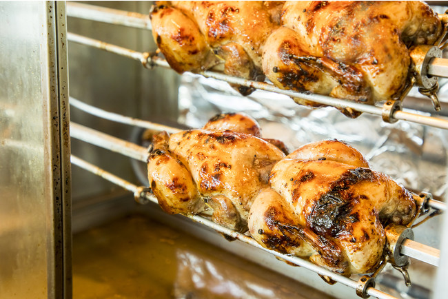 専用オーブンでじっくりと焼き上げるロティサリーチキン