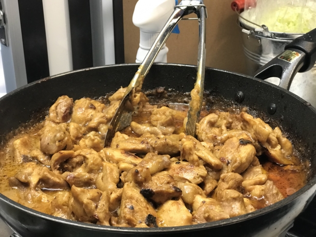 カレー風味のチキンピタを試食