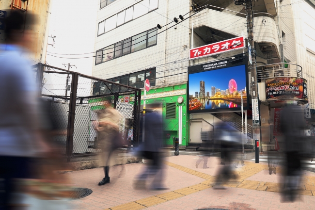 西口方面と駅に向かう人が交差する位置に設置