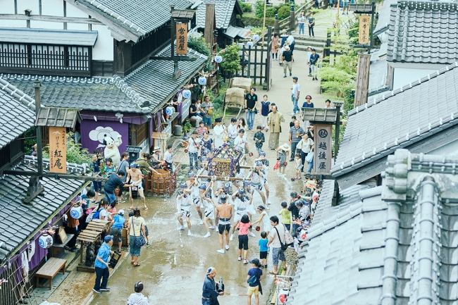 大人気の水掛神輿渡御