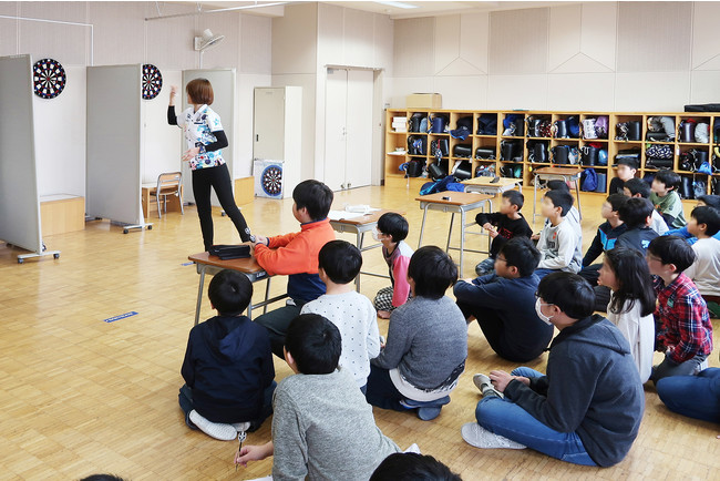 小学校でのダーツ教室