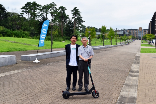 ▲左から、Luup代表 岡井と東北大学 松木英敏教授　東北大学青葉山新キャンパスにて