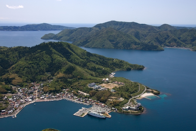 本土からフェリーで約3時間。日本海に浮かぶ隠岐諸島・島前3島。ここで、全国から集まった高校生が共に学んでいる。