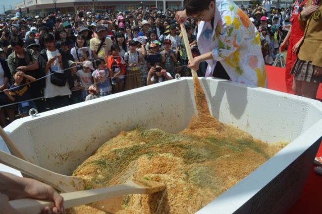 ソース、ふりかけ、スパイスを入れてよくまぜる