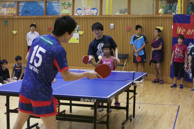 ＜子どもたちとラリーする神選手＞