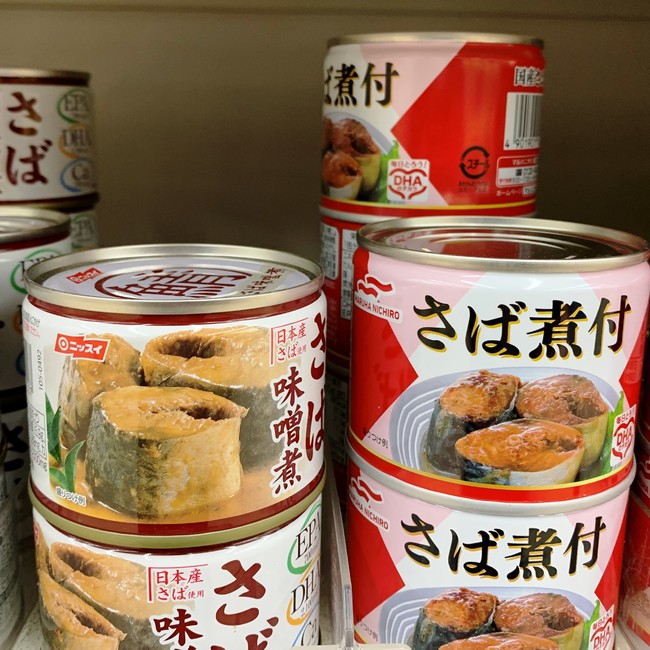 「サバ缶」など缶詰製品は、一時生産が追い付かないほどの需要が急増した（筆者撮影）