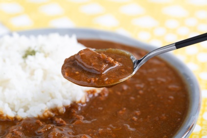 シカ肉の角切りがごろっと入った黒カレー。濃厚なコクが特徴。