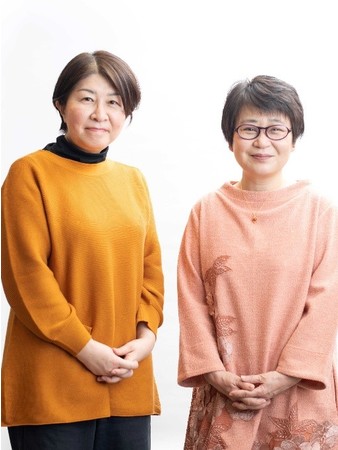 西條奈加さん（左）と宮部みゆきさん