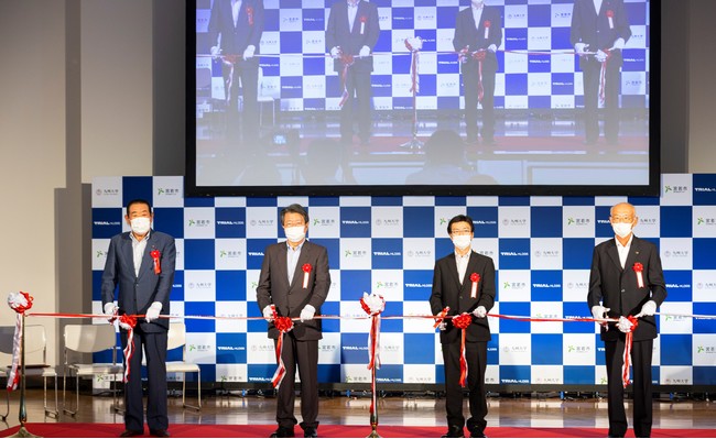 （左より、宮若市議会 遠藤議⻑、九州⼤学 ⽯橋総長、トライアルホールディングス亀田代表、宮若市 有吉市長）