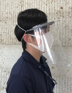 AeroEdge製フェイスシールド。実際に装着した様子。