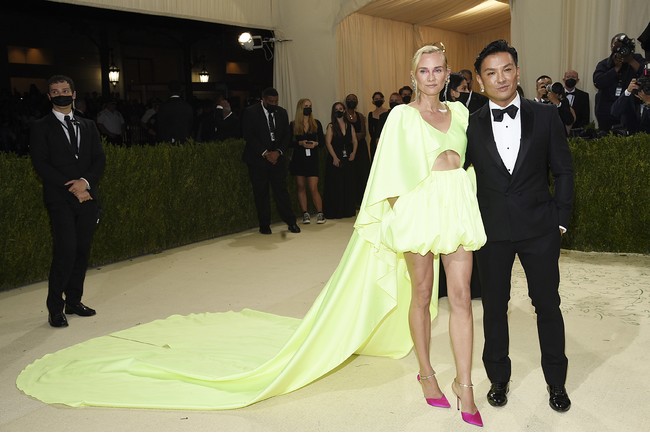 「MET Gala 2021」でのダイアン・クルーガーとTASAKIクリエイティブディレクター、プラバル・グルン 写真： AP／アフロ