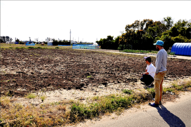 種まきを待つ杉山ナッツの農場にて