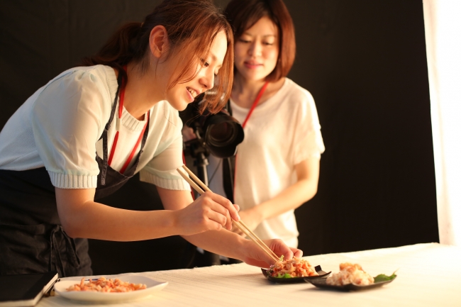 映える料理撮影を実演します