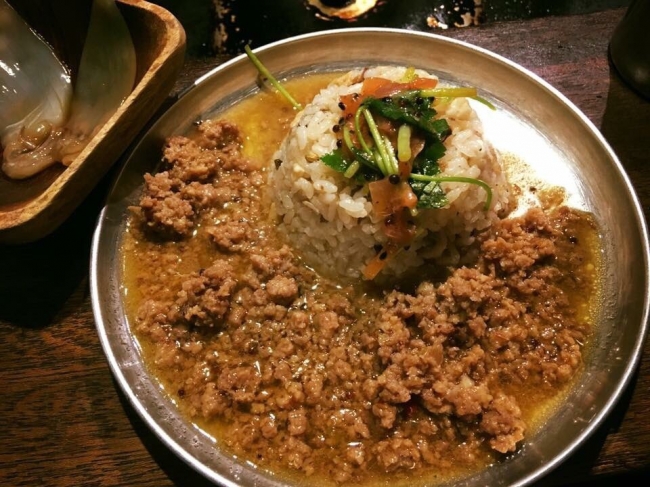 『堕天使かっきー』の「鯛出汁×鶏キーマのカレー ちりめんの炊き込み飯」700円