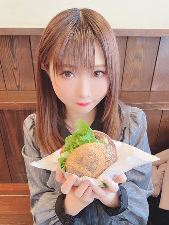 ハンバーガーを頬張るすみれおじさん