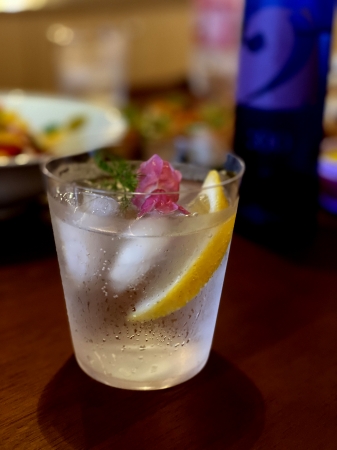 日本酒をロックにして楽しむ。柑橘の爽快さは米の旨味とマッチします。寿司飯のような、米と酸味の旨さを知っている日本人にとっては誰もが好む組み合わせ。