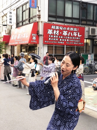 自身の代表曲《新浅草橋音頭》を披露する清水百恵（しみずももえ）さん