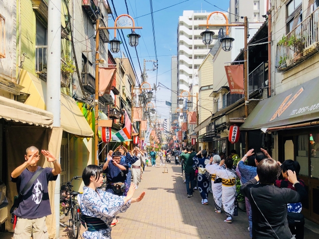 第一部の会場となる『鳥越おかず横丁路上』での盆踊り