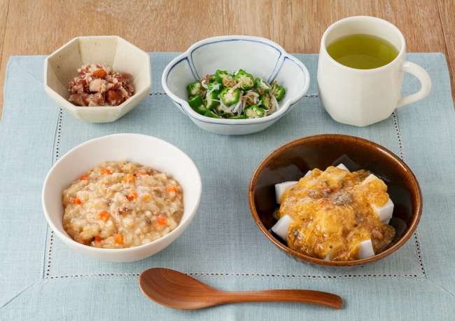 夕食例：「おじや 鶏ごぼう」「やわらかおかず うなたま」使用